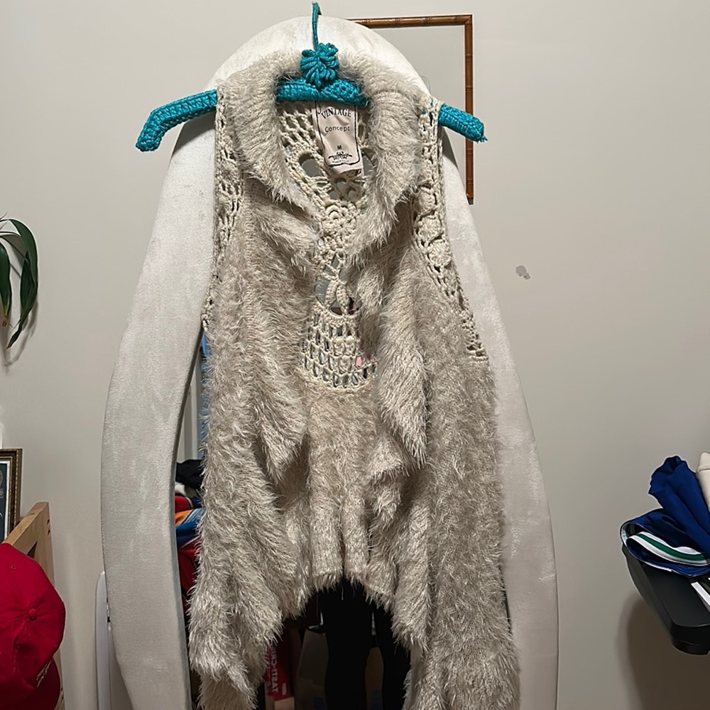 Vintage Concept M super cute & soft long open cut vest with macramé back design